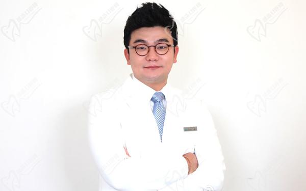 康文硕 康文硕